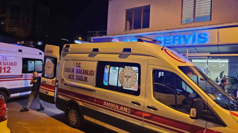 Hasta taşıyan ambulans kaza yaptı: 1 polis yaralandı
