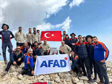 AFAD personeli 15 Temmuz şehitleri için Artos Dağı’na tırmandı
