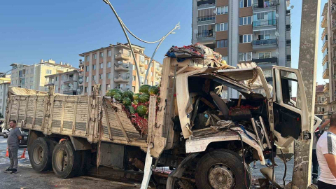 Karpuz yüklü kamyonun sürücüsü hayatını kaybetti
