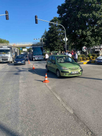 Kırmızı ışıkta bekleyen otomobile yolcu otobüsü çarptı: 3 yaralı
