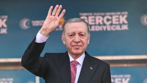 Erdoğan: Para babalarına peşkeş çekiyorlar