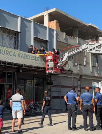 Düşen kadını marketin sundurması kurtardı