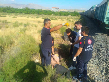 Yük treni çapa motoruna çarptı, anne ve 2 çocuğu hayatını kaybetti
