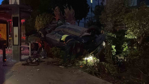 Bakırköy’de takla atan araç sitenin bahçesine devrildi: 2 yaralı
