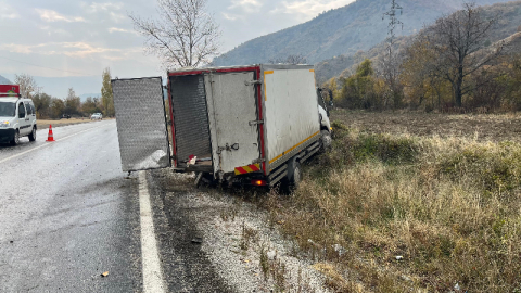 Bakanlığın aracı kaza  yaptı! Etrafa saçıldı...