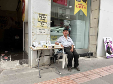 90 yaşındaki adam, 70 yıldır plak ve CD satarak mesai yapıyor
