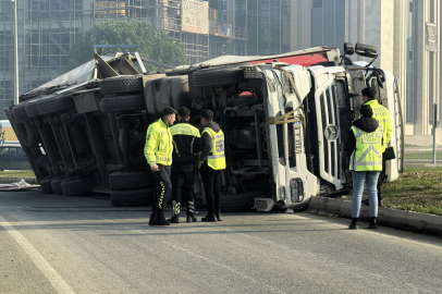 Bursa'da sunta yüklü tır devrildi -