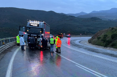 Bursa'da Tır ile otomobil kafa kafaya çarpıştı