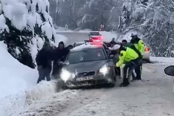 Bursa'da karlı yollar sürücülere zor anlar yaşattı!