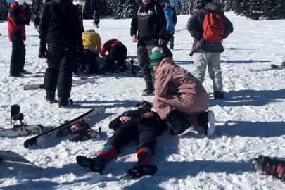 Uludağ'da acemi kayakçılar birbirine girdi! Yaralılar var...